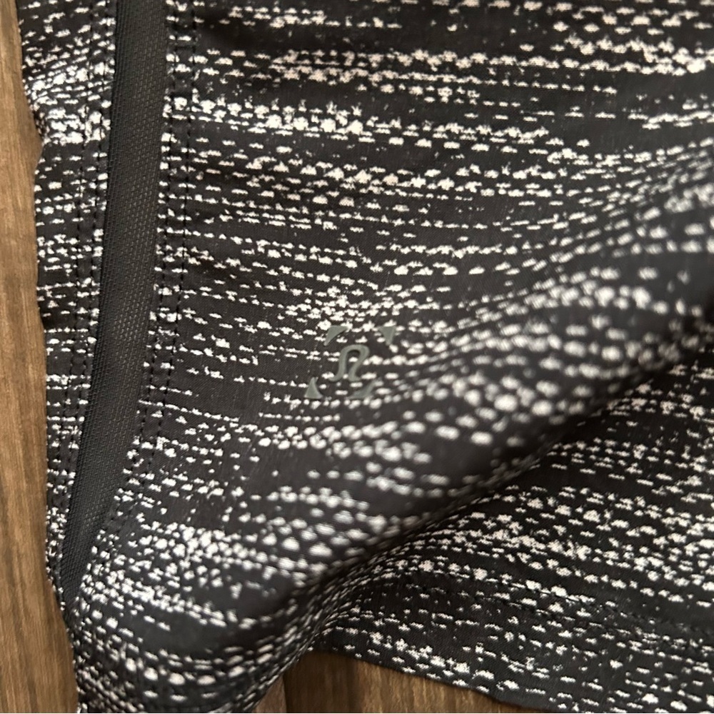 Lululemon Mens Pace Breaker Linerless 7” Shorts All Court Texture White Black XL - Picture 6 of 7
